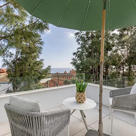 Luxury Penthouse With Panoramic Sea & Mountain Views Apartment