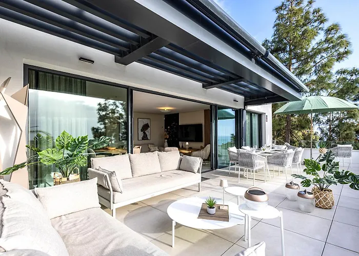 Luxury Penthouse With Panoramic Sea & Mountain Views *