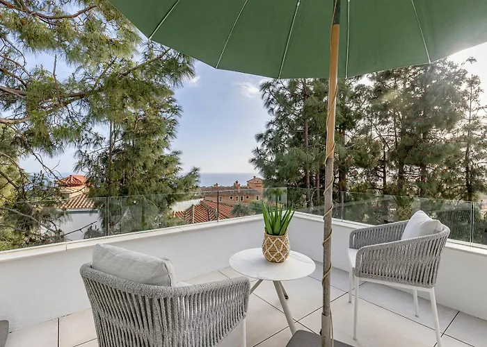 Luxury Penthouse With Panoramic Sea & Mountain Views アパート