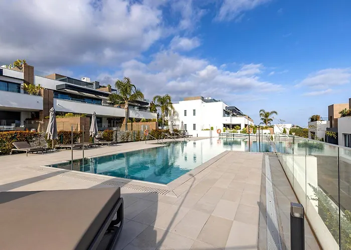 Luxury Penthouse With Panoramic Sea & Mountain Views *